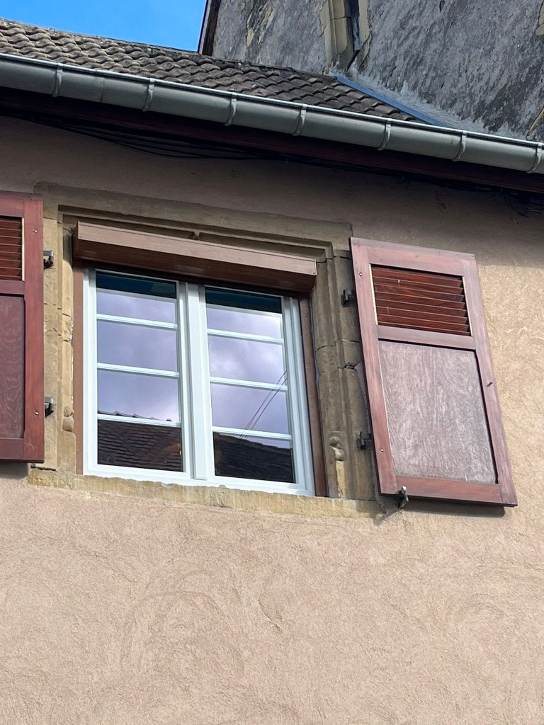 Fenetres style alsacien avec petits bois traverses et volets roulants inclus dans une maison de rempart à Rouffach proche de Colmar